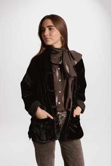 VESTE EN VELOURS DE SOIE NOIRE