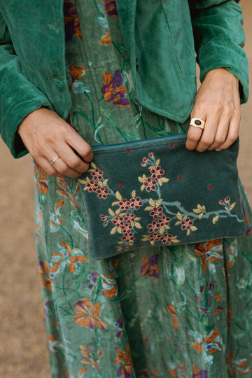 CARTERA DE MANO BORDADA VERDE AGUA