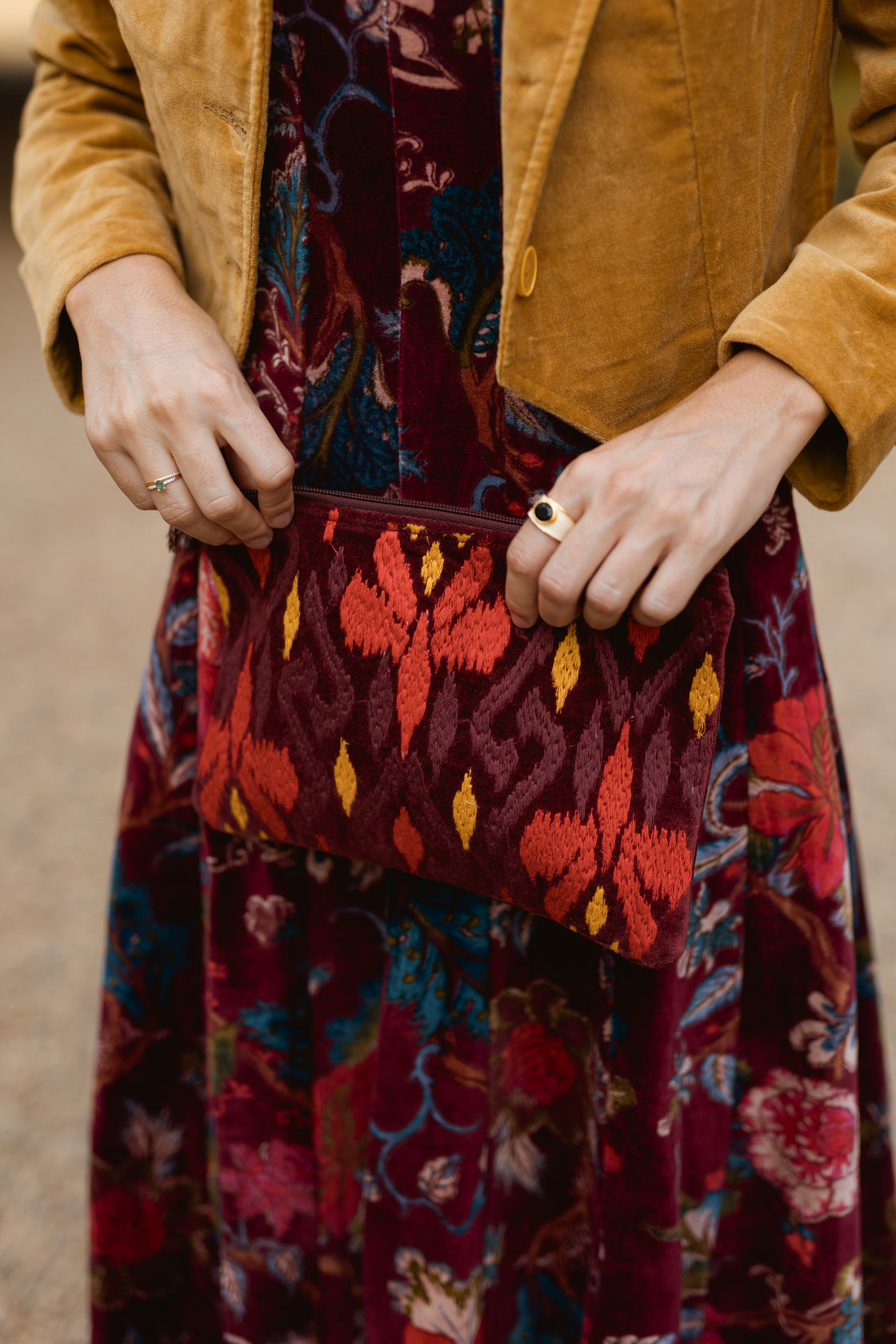 CARTERA DE MANO BORDADA BERENJENA