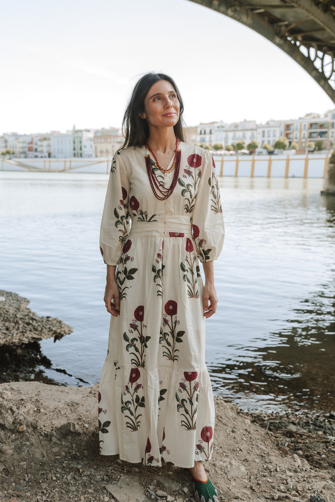 VESTIDO MARFIL FLORES BURDEOS