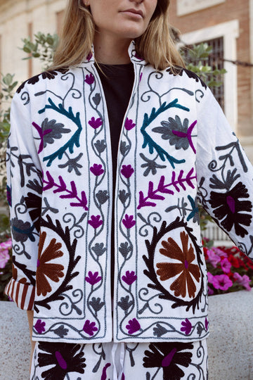 Chaquetas y pantalones bordados: El conjunto para triunfar este verano