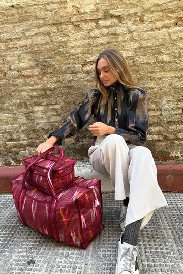 MALETA Y NECESER BURDEOS IKAT