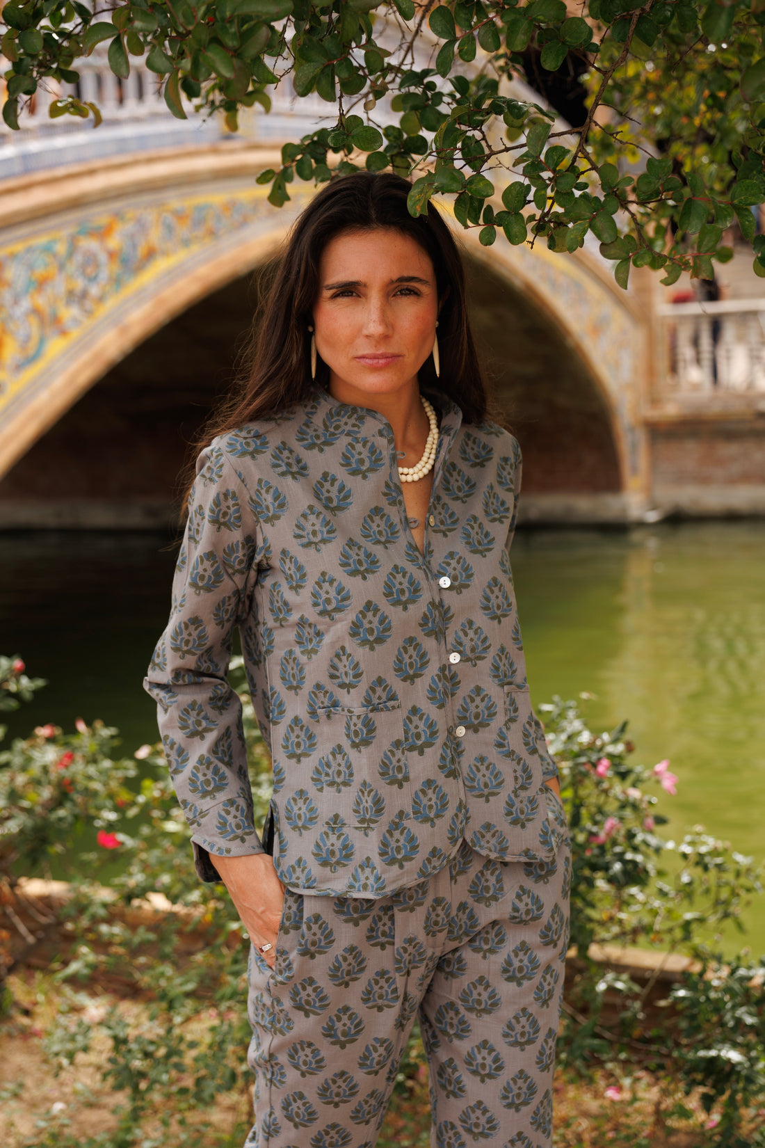 PANTALÓN ESTAMPADO GRIS Y AZUL