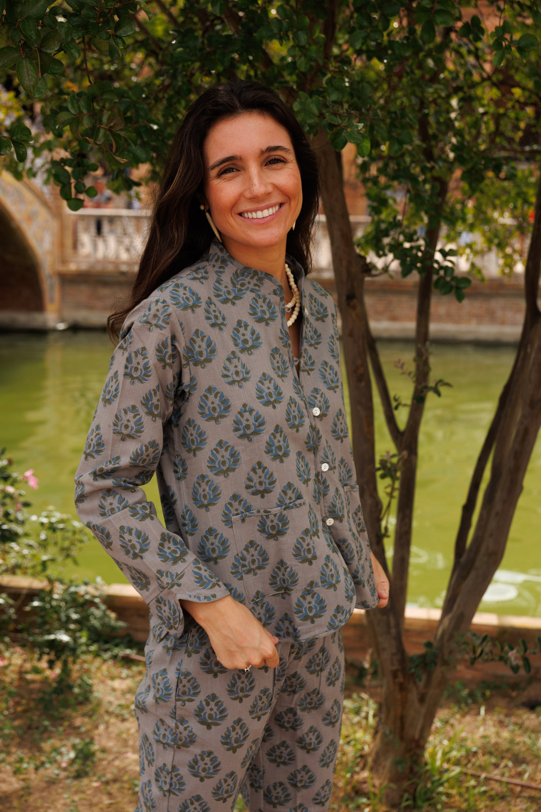 CHAQUETA ESTAMPADA GRIS Y AZUL