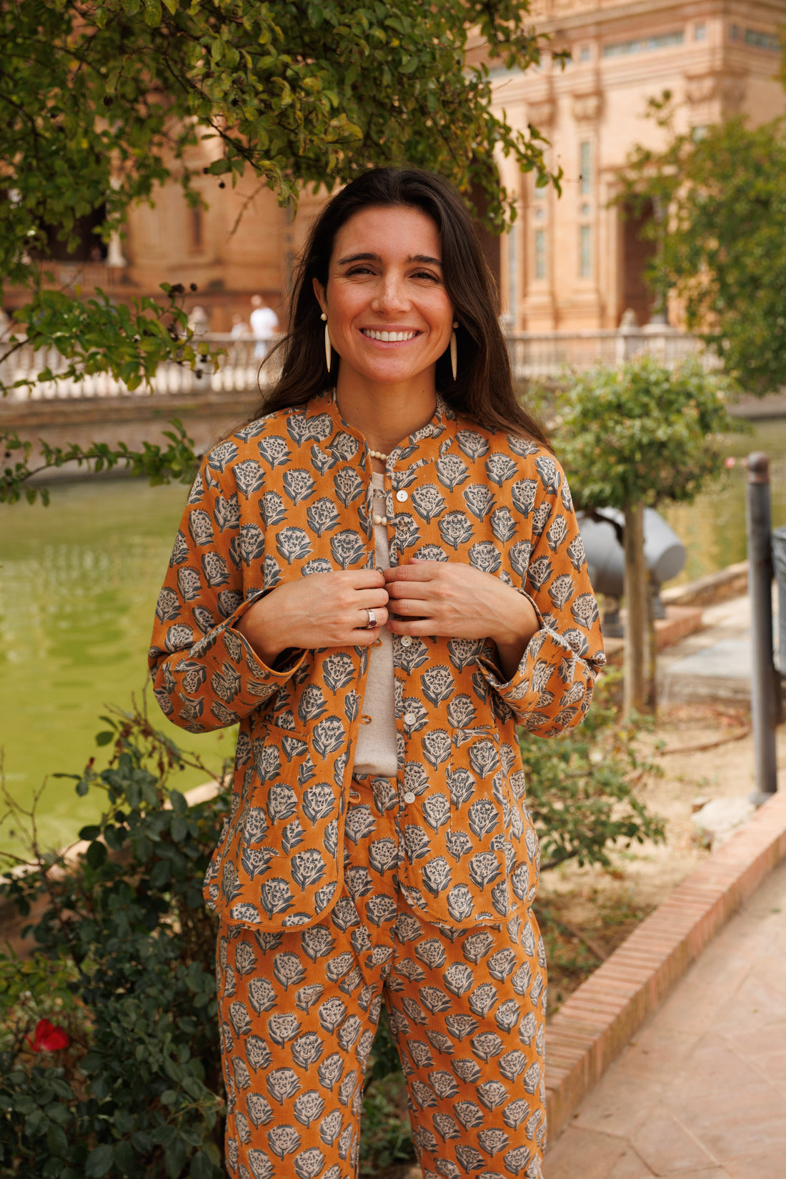 CHAQUETA ESTAMPADA TEJA Y AZUL