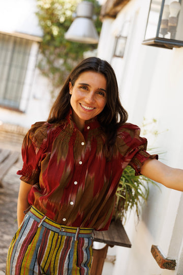 CAMISA IKAT VERDE CACERÍA Y BURDEOS