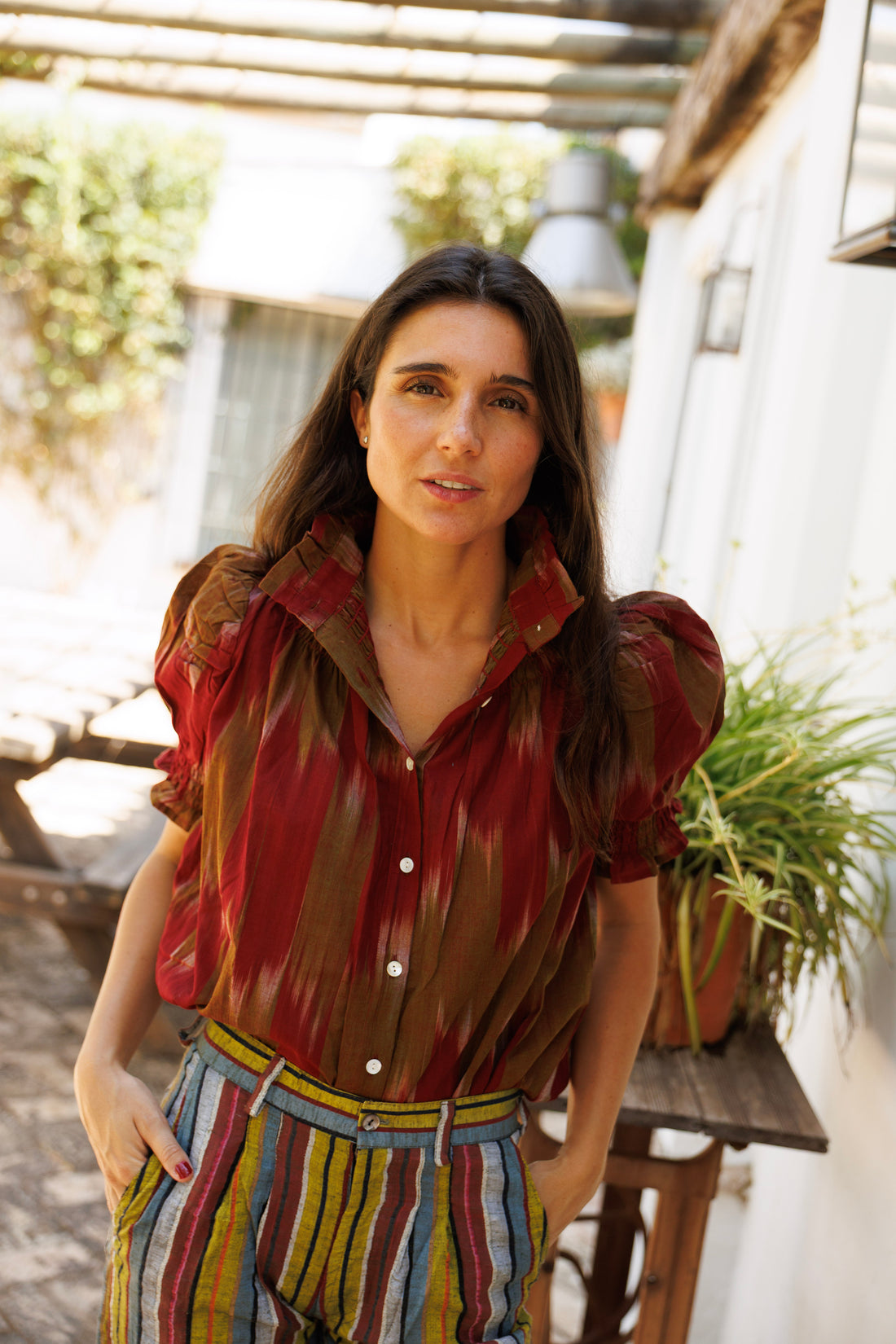 CAMISA IKAT VERDE CACERÍA Y BURDEOS