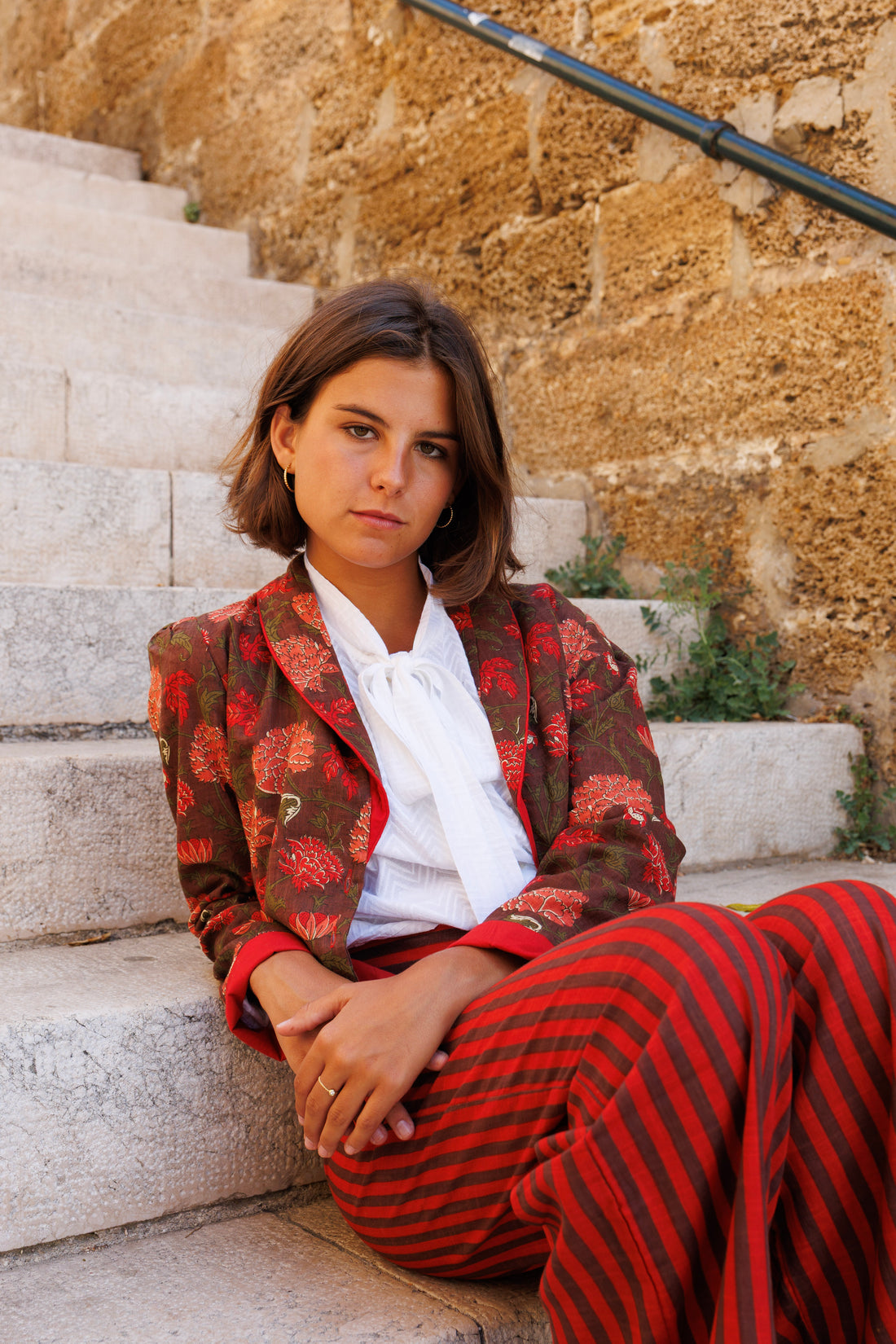 CHAQUETA ESTAMPADA MARRÓN Y ROJA