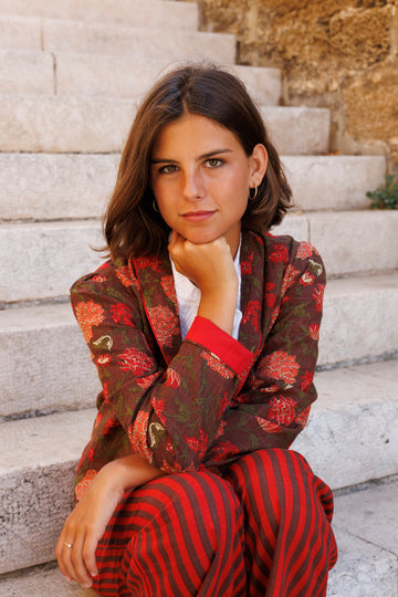 CHAQUETA ESTAMPADA MARRÓN Y ROJA