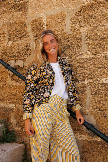 CHAQUETA ESTAMPADA AMARILLA Y NEGRA