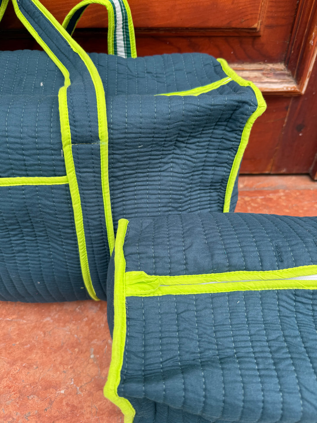 MALETA Y NECESER VERDE Y LIMA