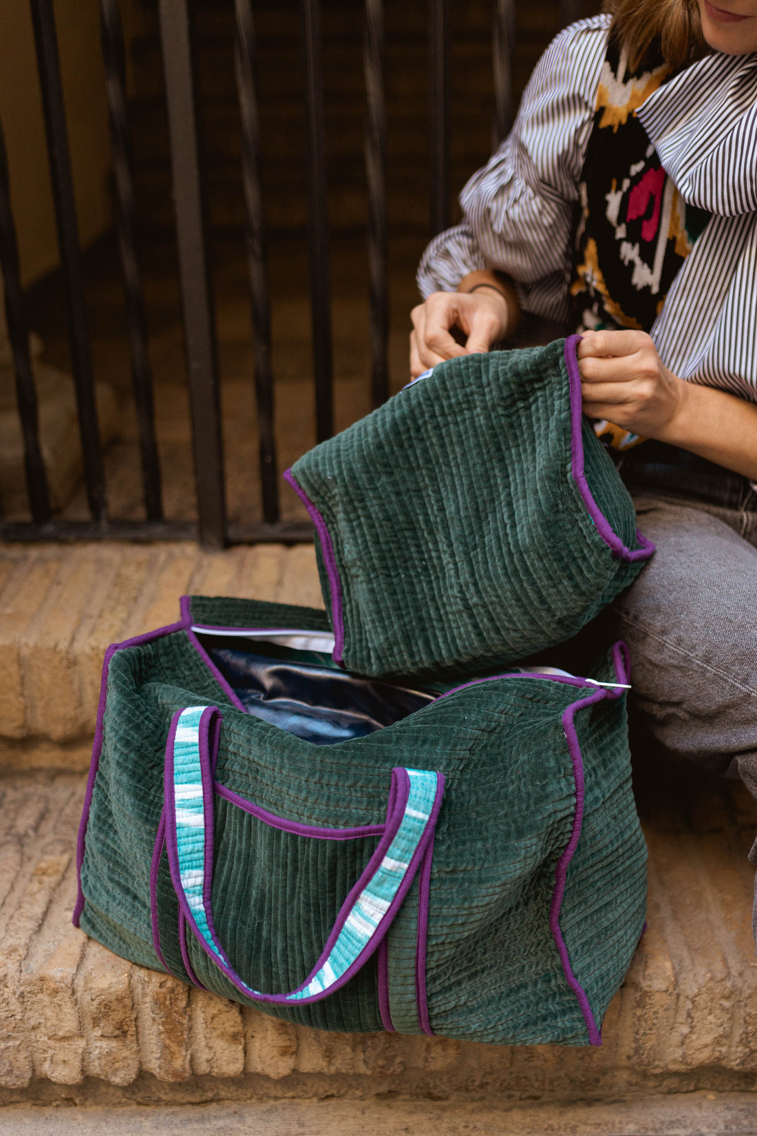 MALETA Y NECESER TERCIOPELO VERDE Y MORADO