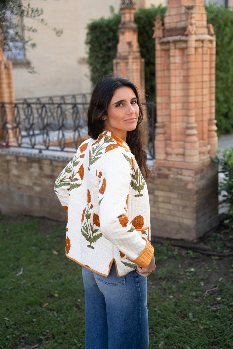 CHAQUETA BLANCA FLORES OCRE