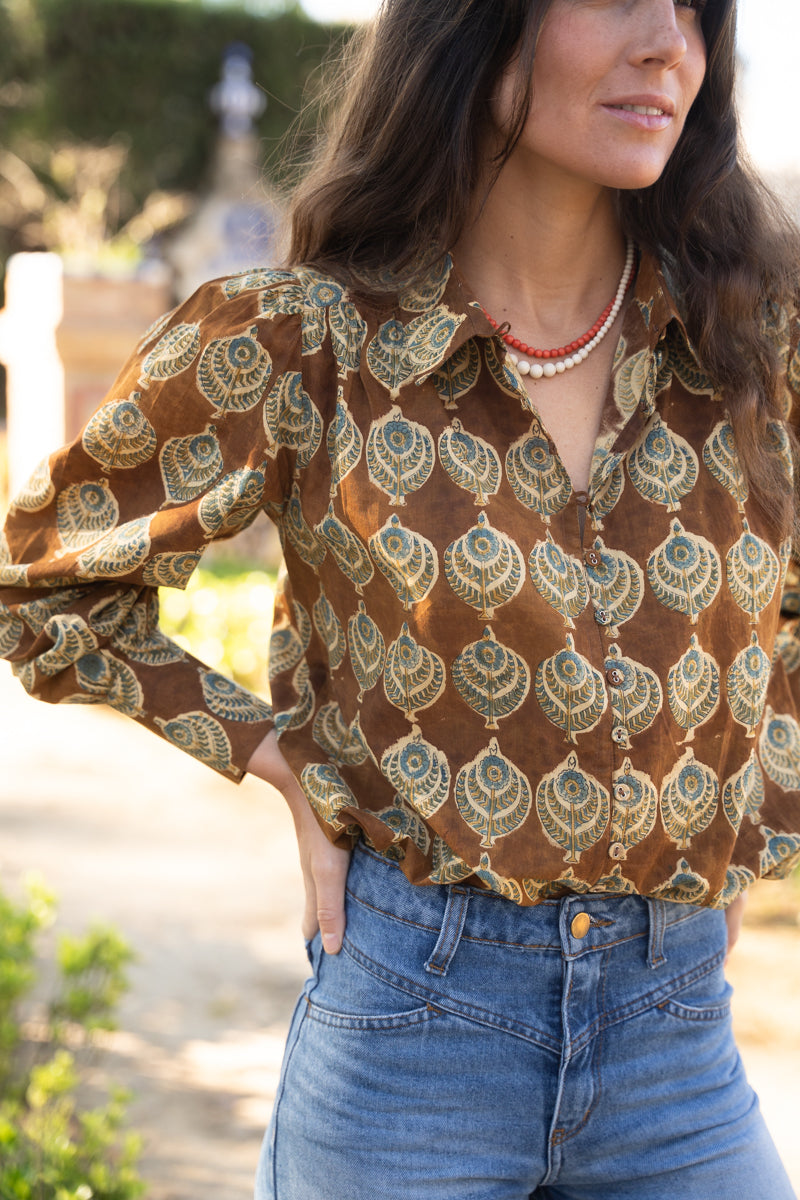 CAMISA MARRÓN Y AZUL