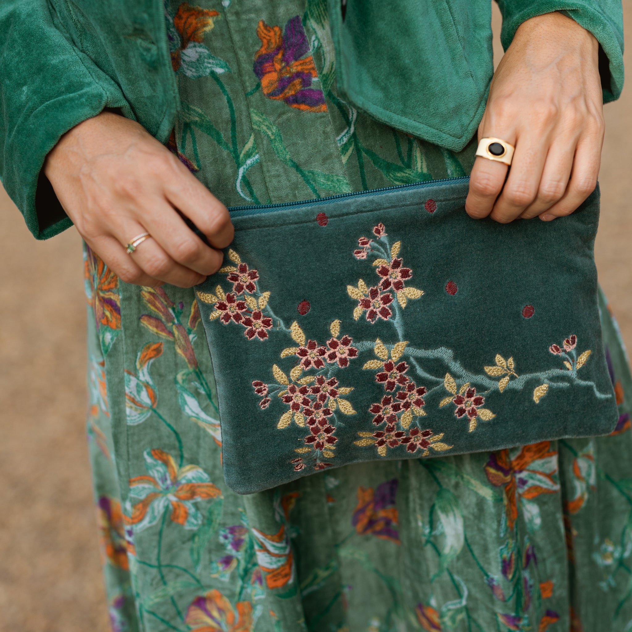 CARTERA DE MANO BORDADA VERDE AGUA