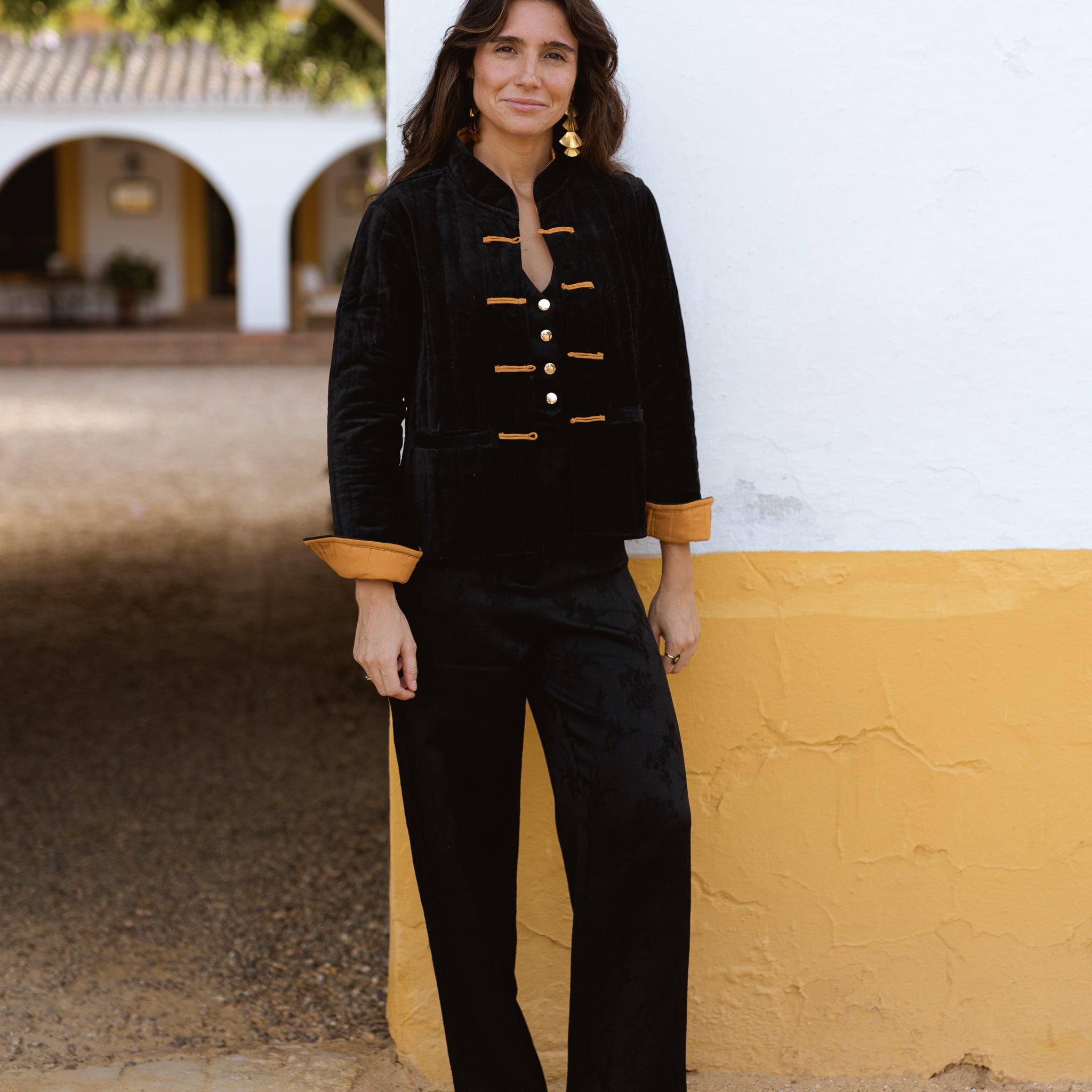 CHAQUETA TERCIOPELO NEGRA Y MOSTAZA