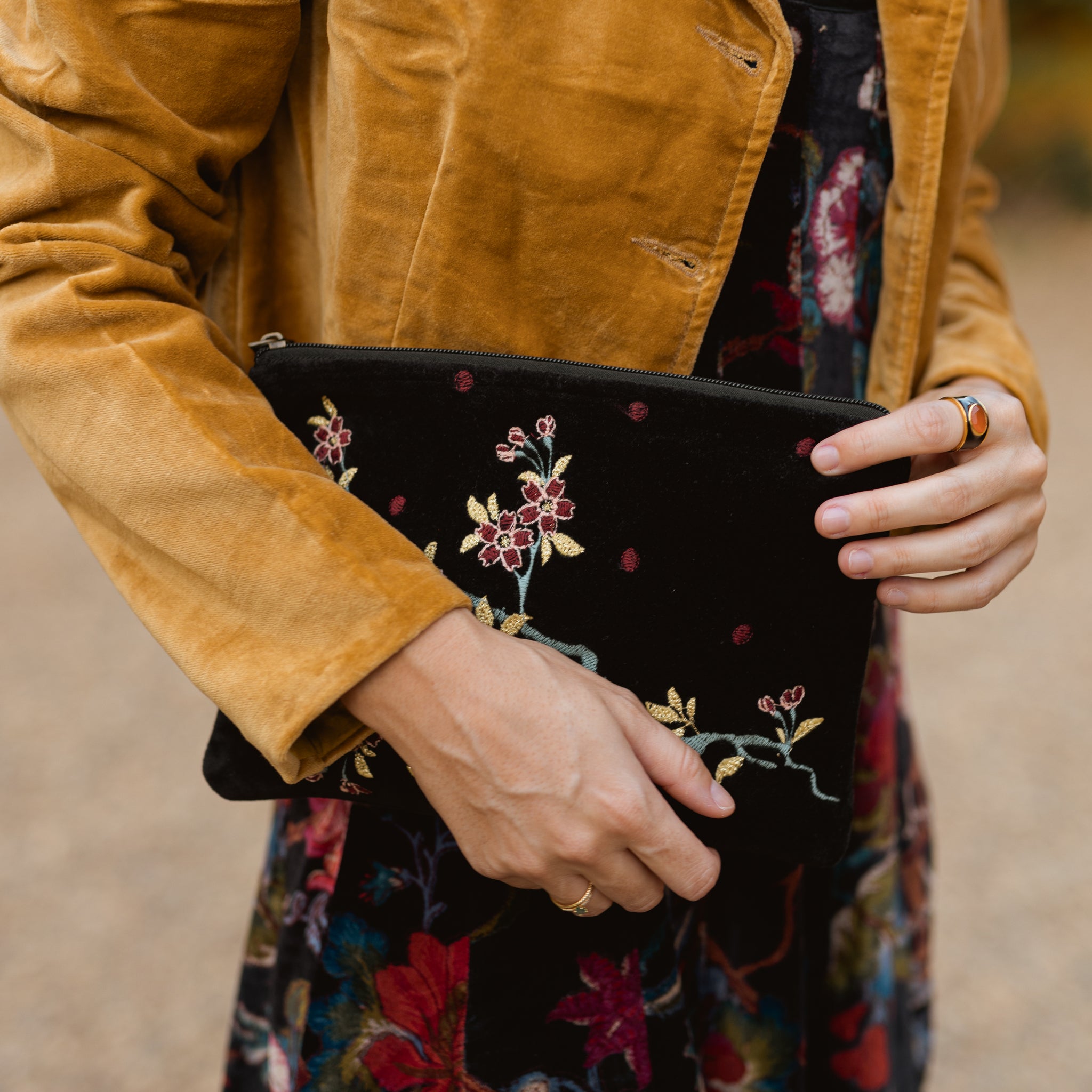CARTERA DE MANO BORDADA NEGRA
