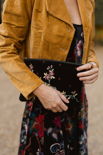 CARTERA DE MANO BORDADA NEGRA