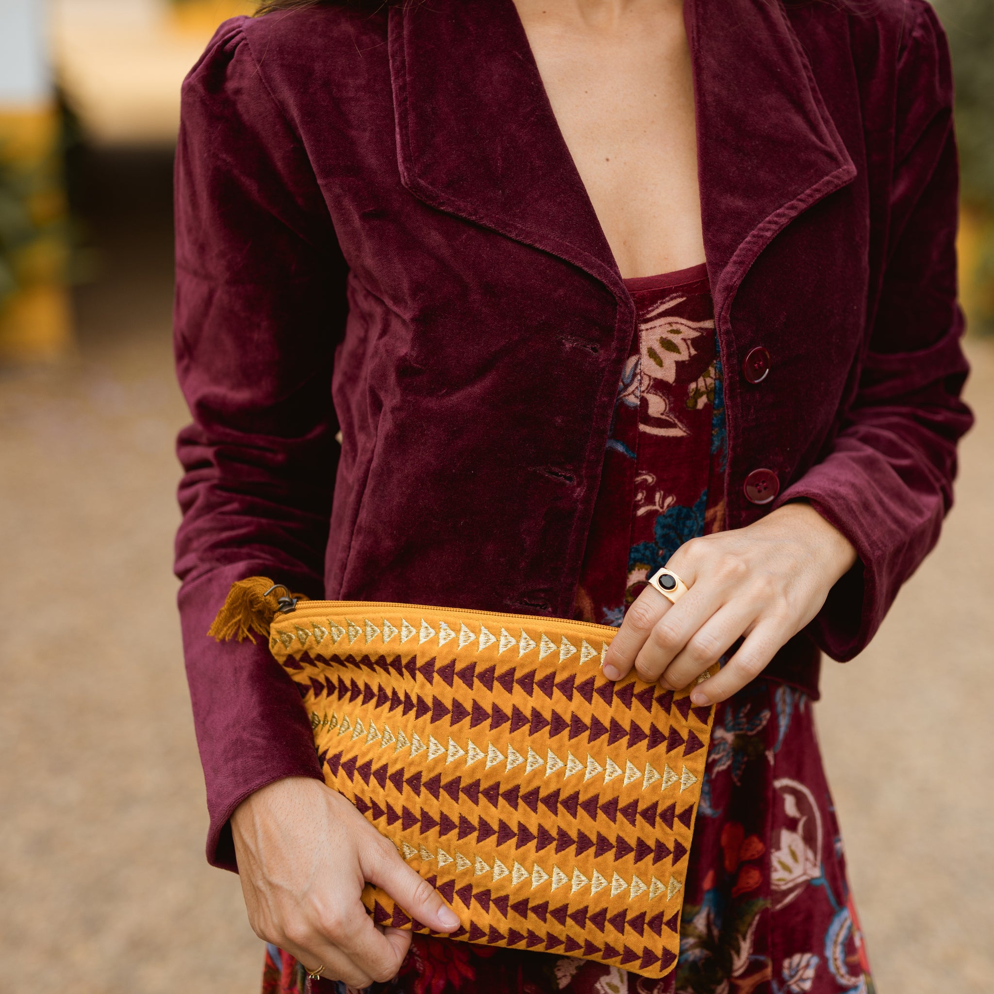 CARTERA DE MANO BORDADA CALABAZA