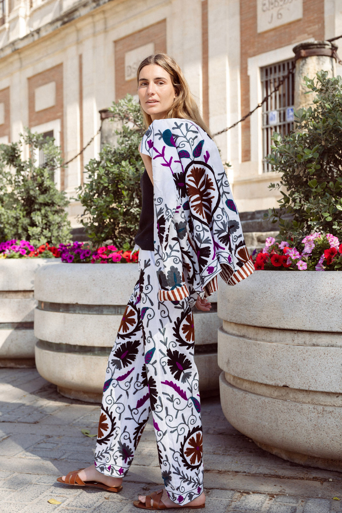 PANTALÓN BORDADO NEGRO Y MARRÓN