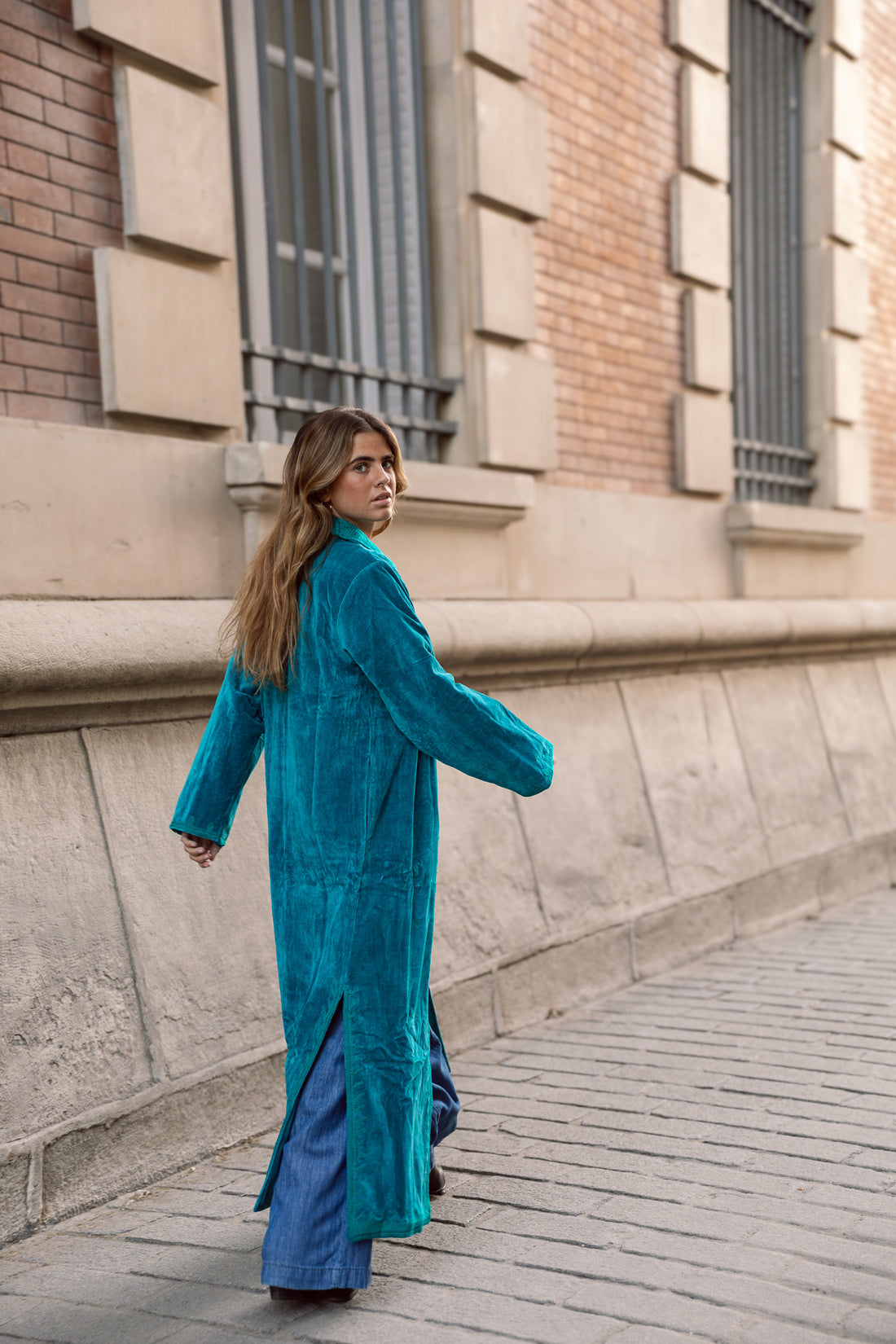 ABRIGO TERCIOPELO BORDADO PETRÓLEO