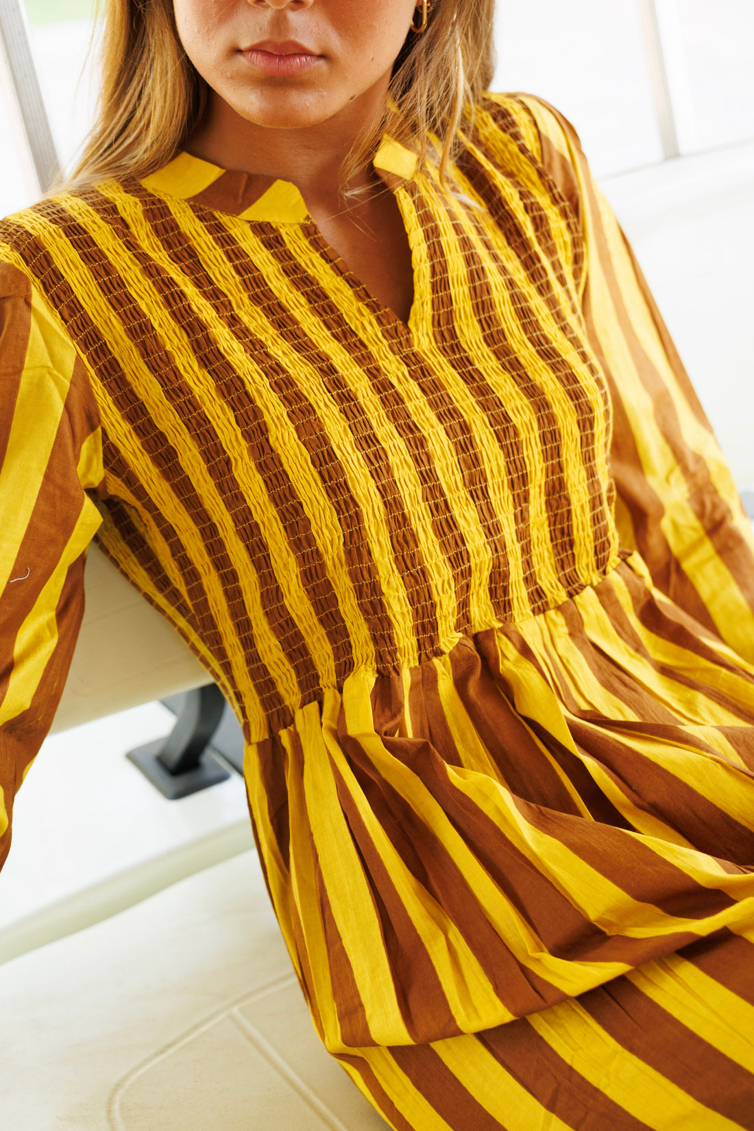 VESTIDO FRUNCE RAYAS MARRÓN Y AMARILLO