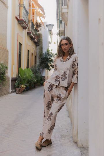 PIJAMA LARGO FLORES MARRÓN