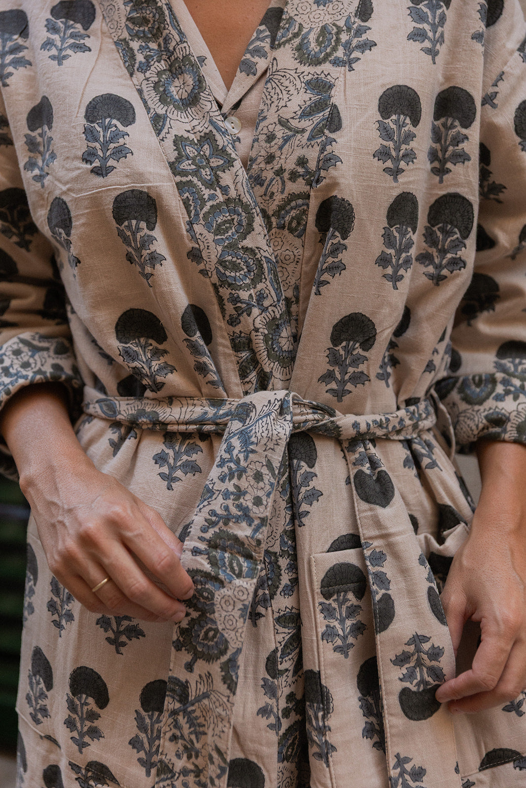 KIMONO FLORES AZUL GRIS