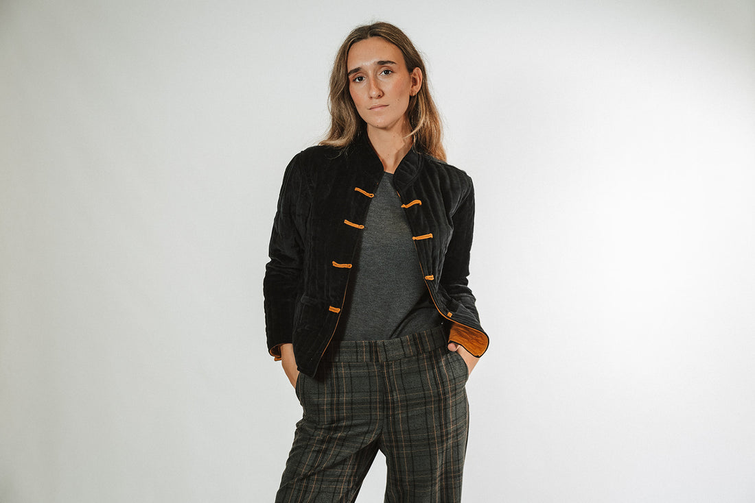 CHAQUETA TERCIOPELO NEGRA Y MOSTAZA