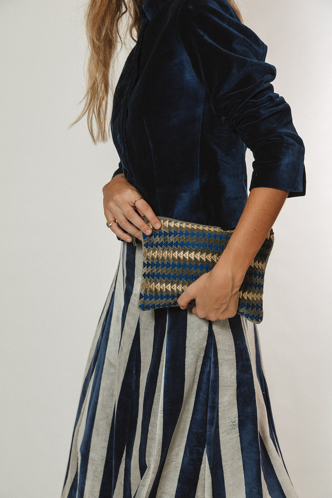 CARTERA DE MANO BORDADA GRIS