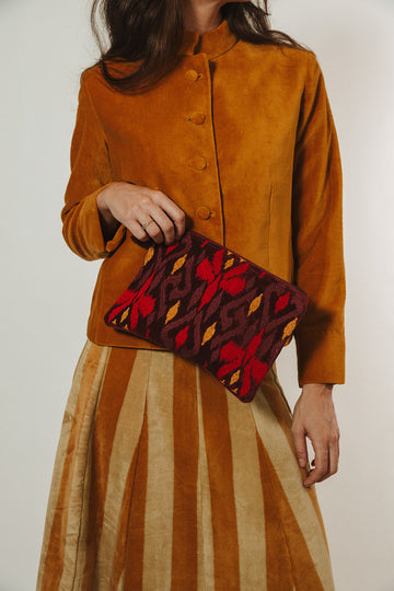 CARTERA DE MANO BORDADA BERENJENA