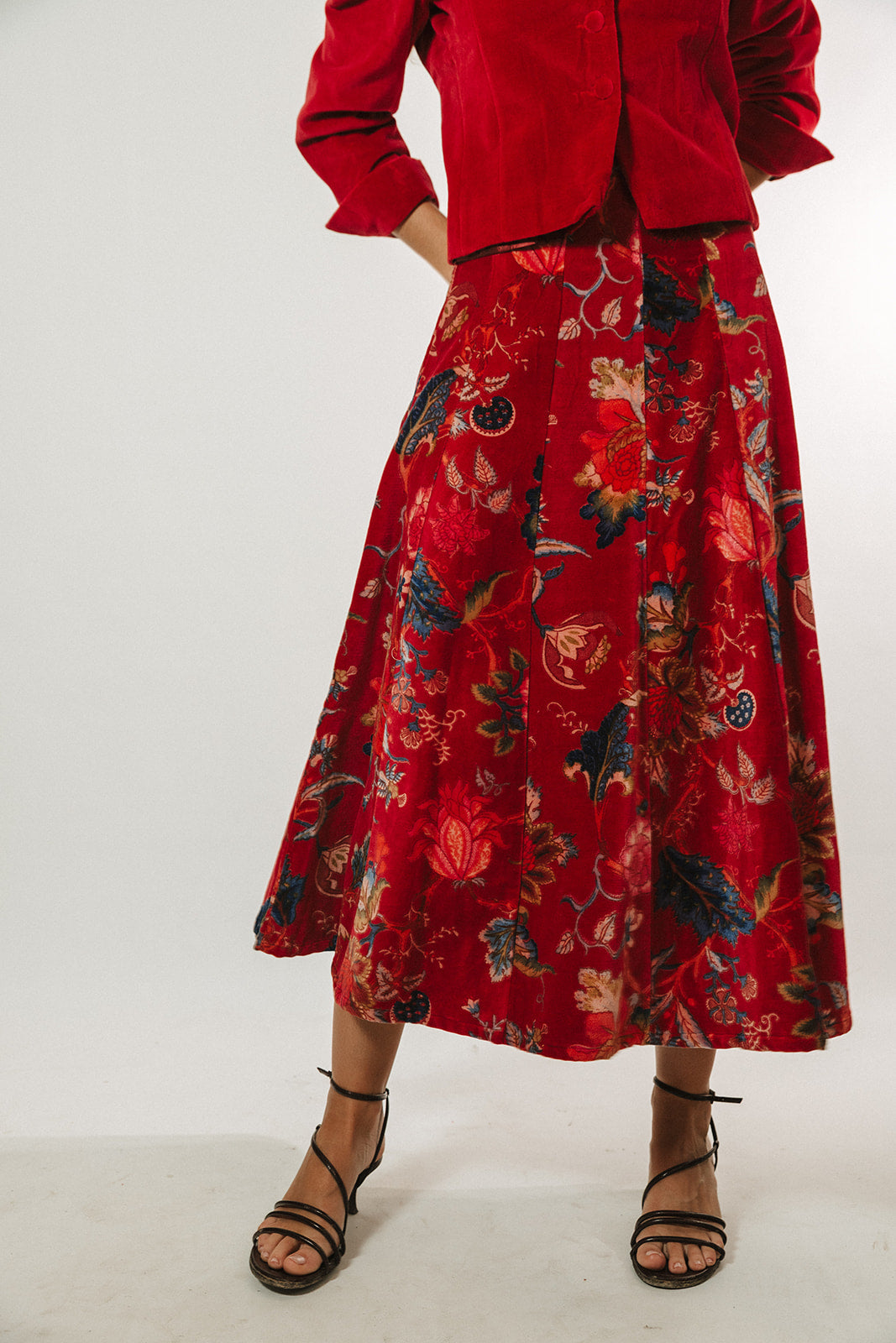 FALDA TERCIOPELO ROJA LOROS