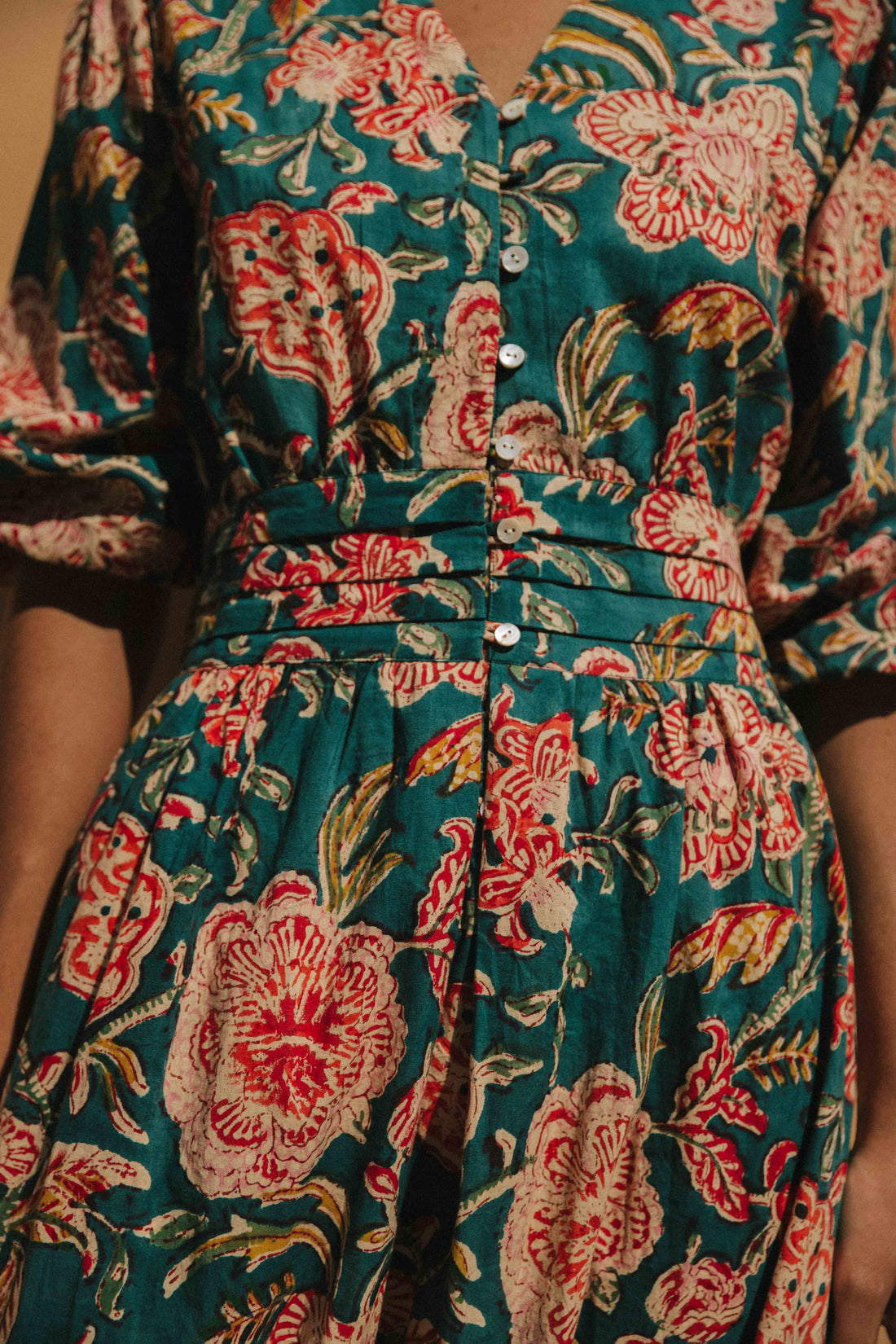 ROBE IVOIRE À FLEURS BORDEAUX