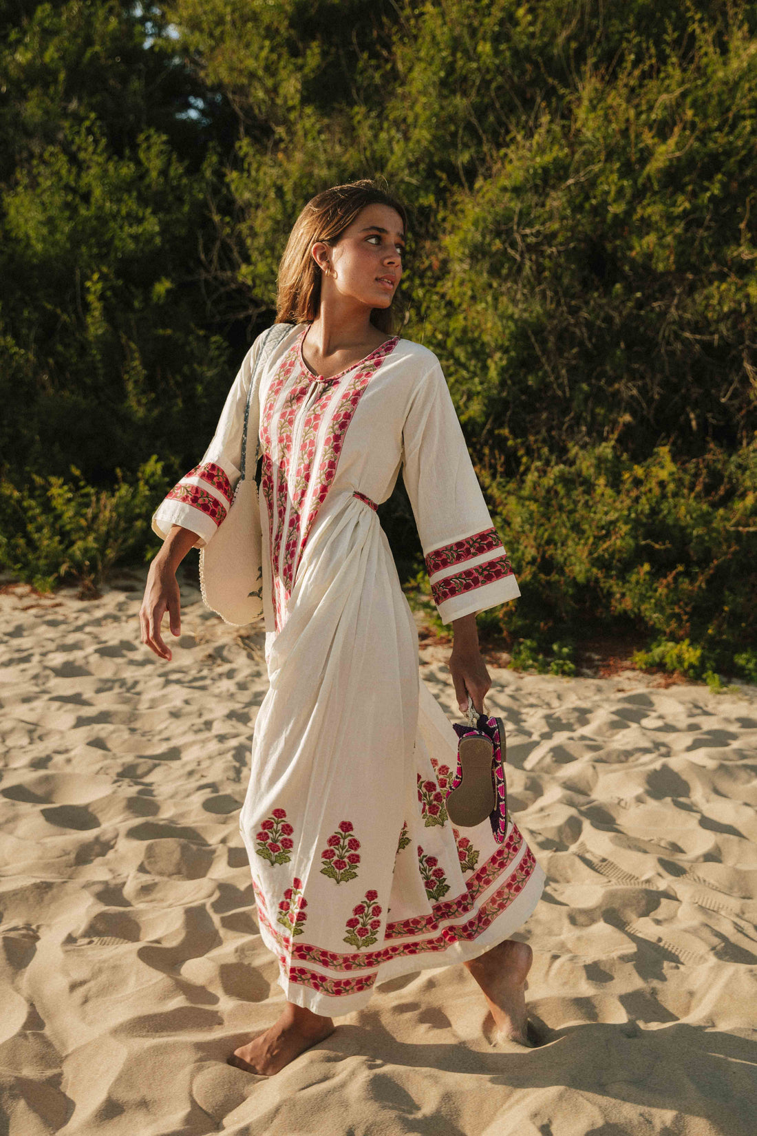 ROBE BLANCHE À FLEURS BLEUES