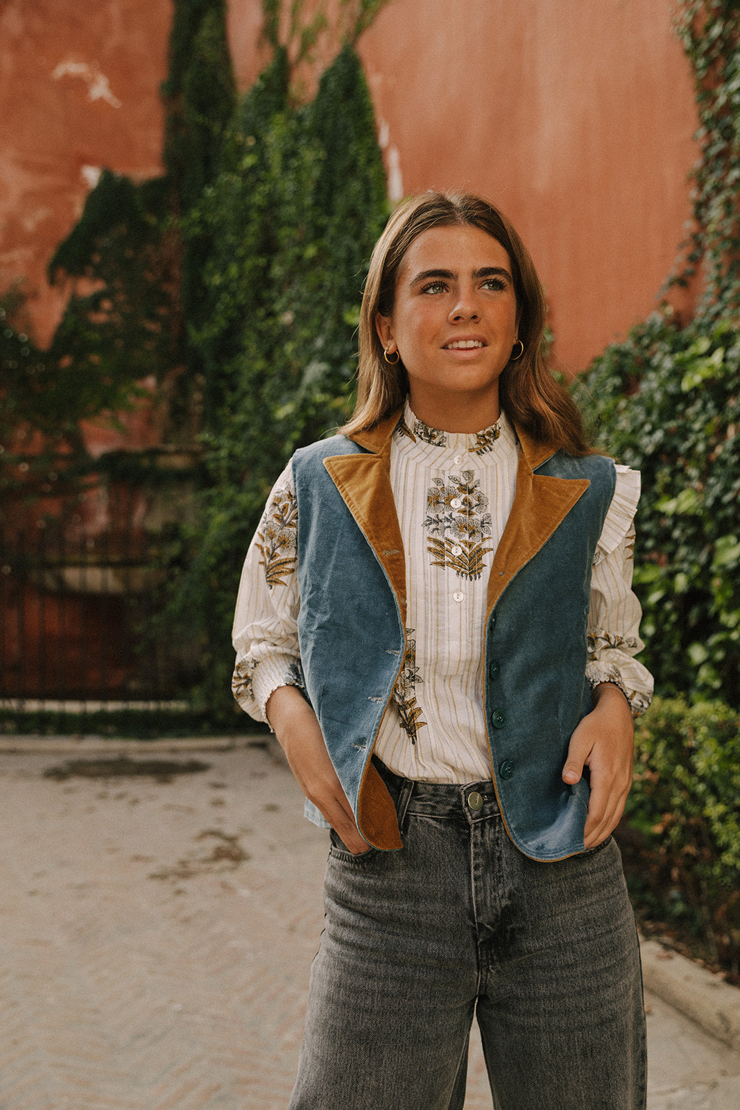 CHALECO TERCIOPELO AZUL Y OCRE