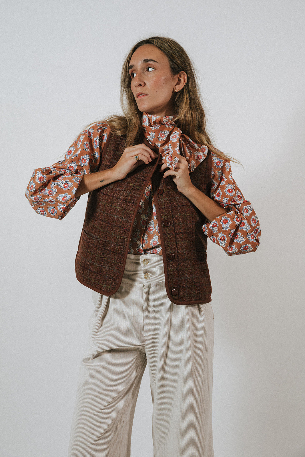 CHALECO CUADROS MARRÓN