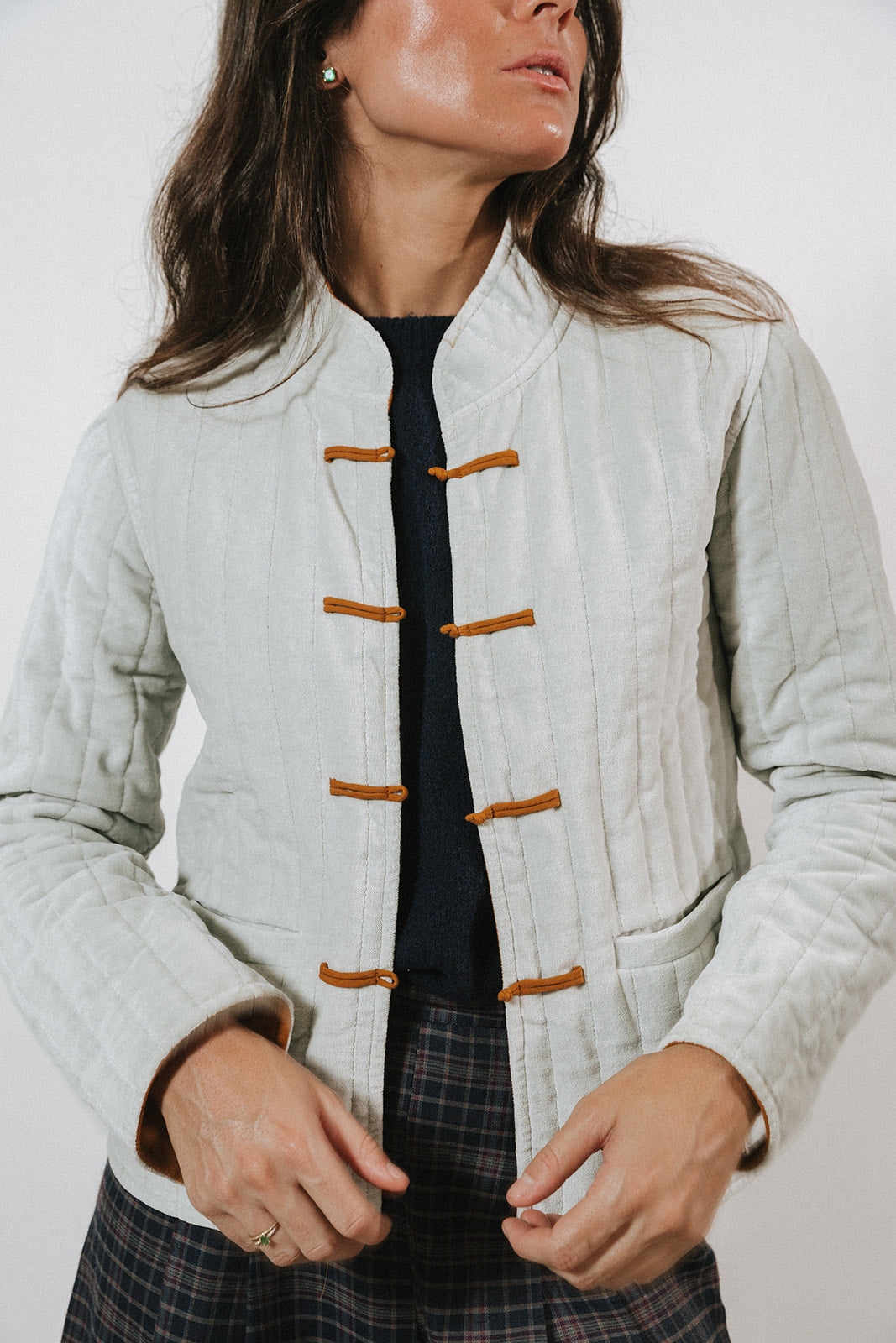 CHAQUETA TERCIOPELO GRIS CLARO Y MOSTAZA