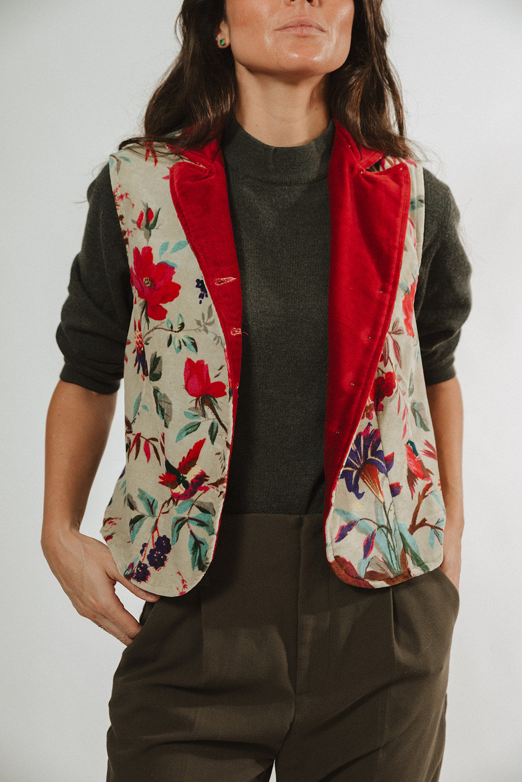 CHALECO TERCIOPELO BEIGE Y ROJO