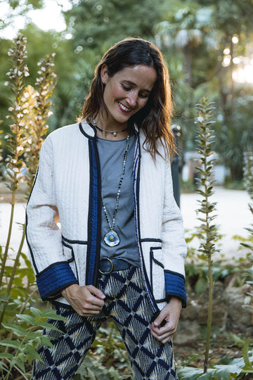 CHAQUETA ENGUATADA BLANCA Y AZUL MARINO