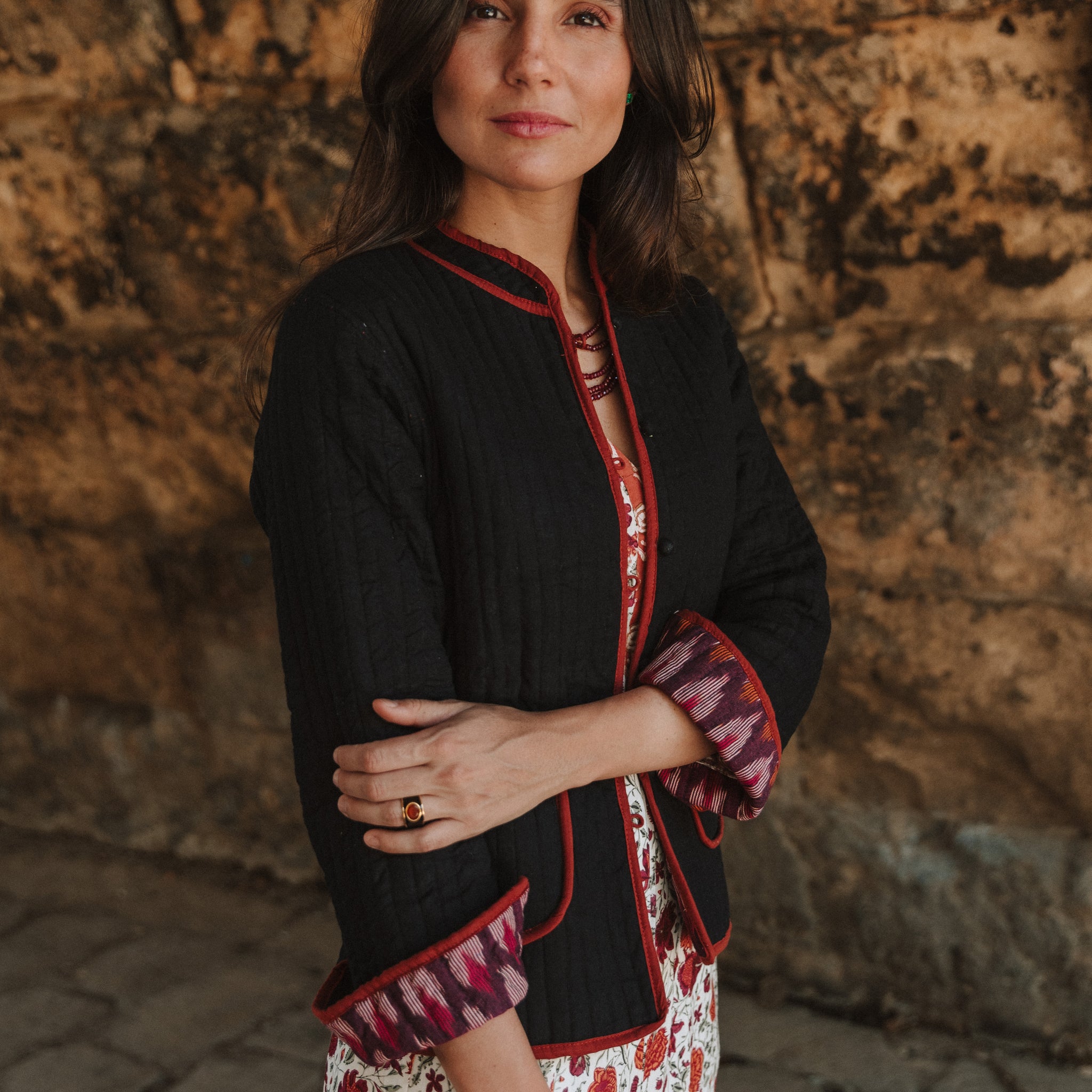 CHAQUETA NEGRA Y BURDEOS