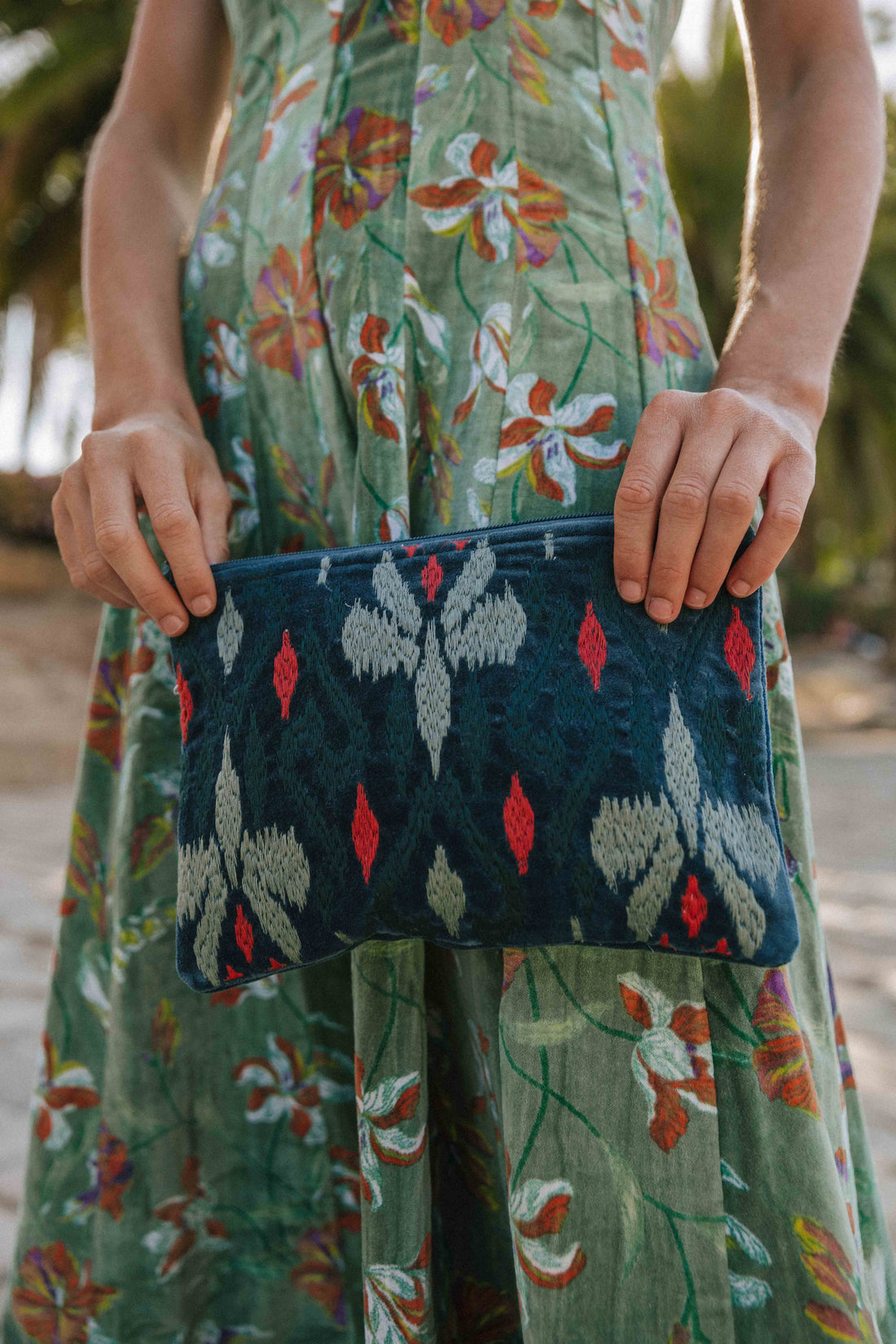CARTERA DE MANO BORDADA AZUL PETRÓLEO