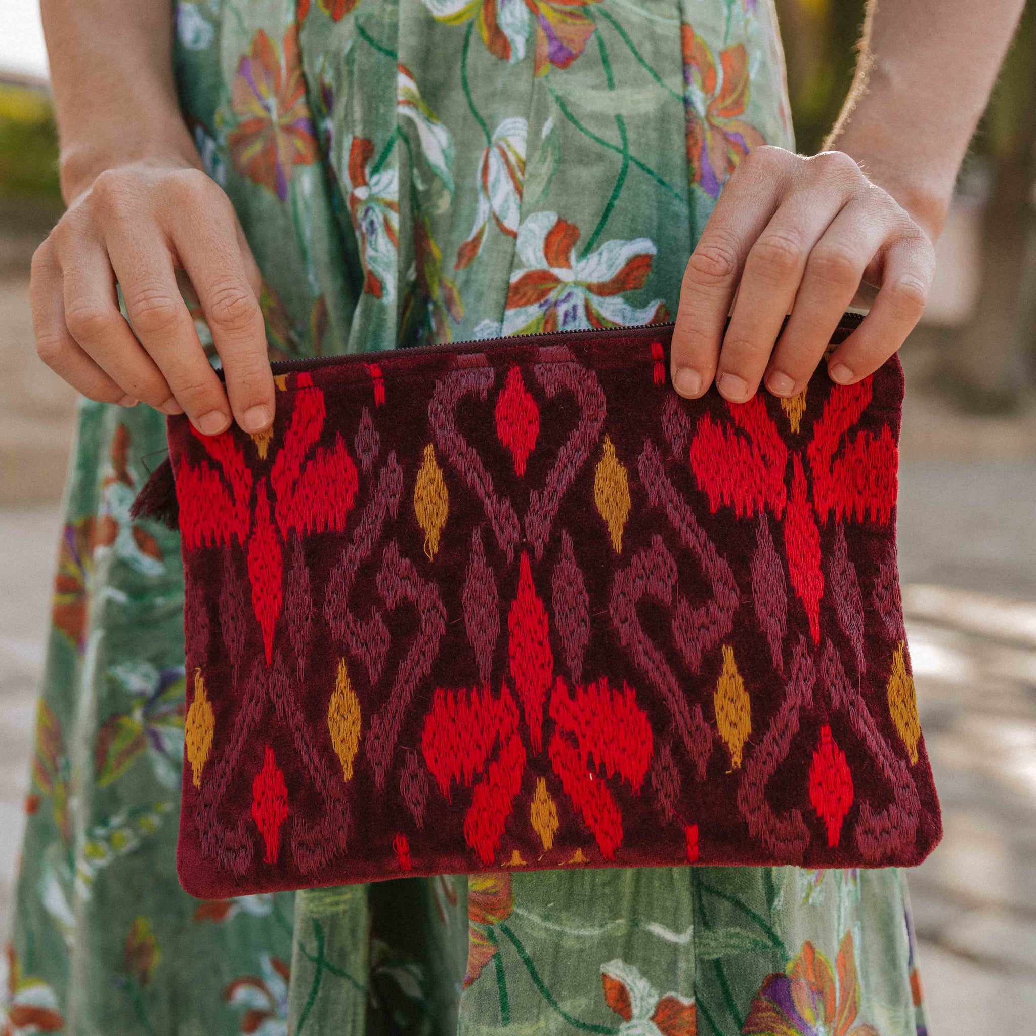 CARTERA DE MANO BORDADA BERENJENA