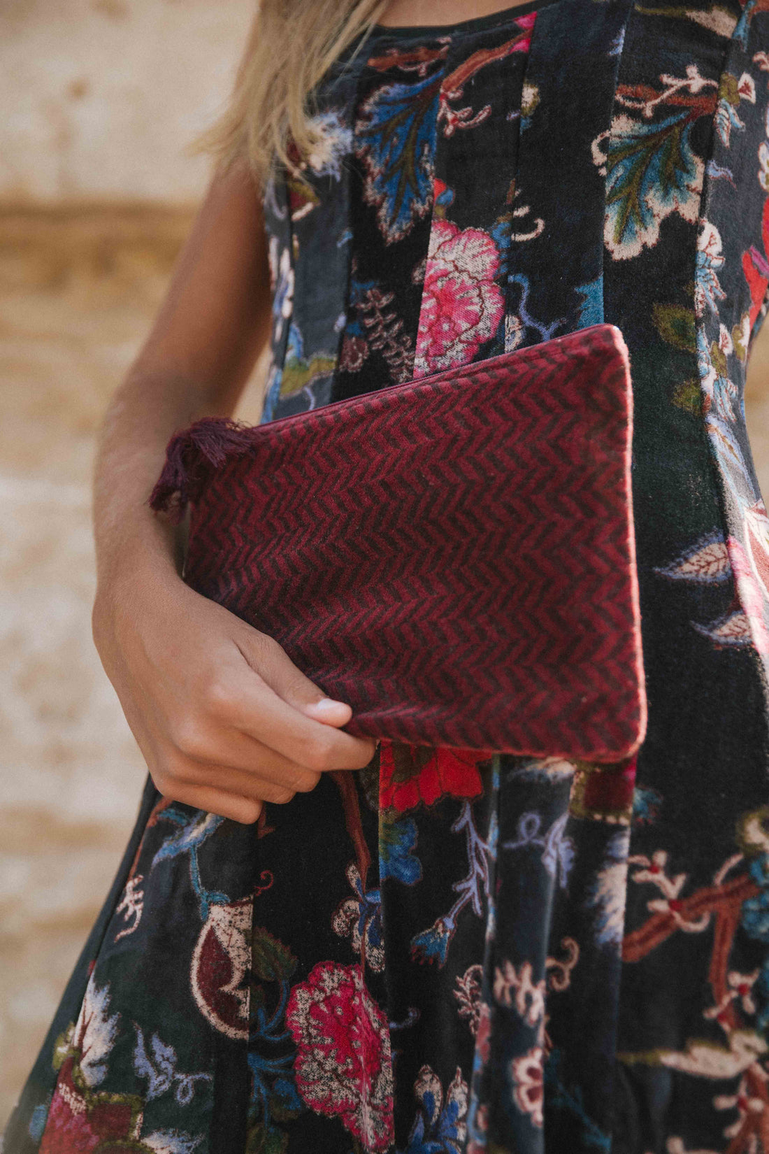 CARTERA DE MANO TERCIOPELO BERENJENA