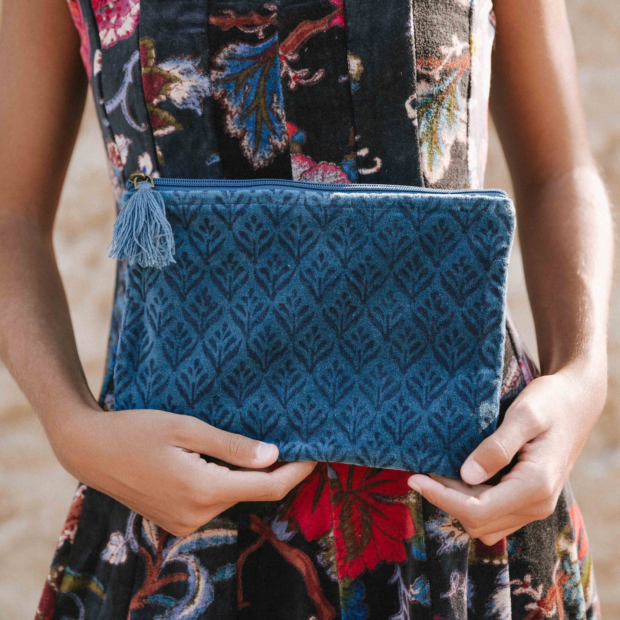 CARTERA DE MANO TERCIOPELO AZUL
