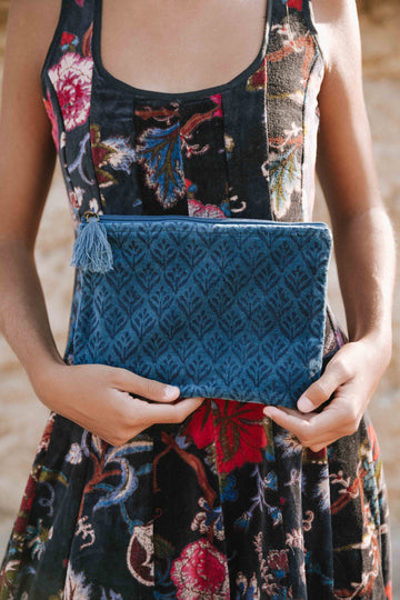 CARTERA DE MANO TERCIOPELO AZUL