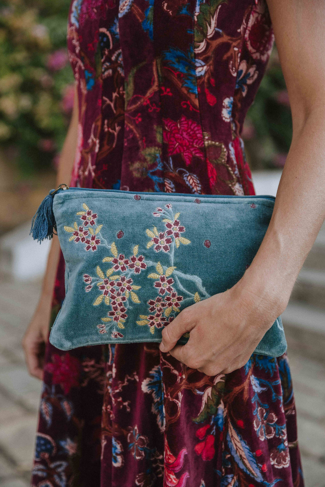 CARTERA DE MANO BORDADA VERDE AGUA