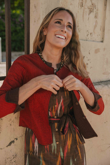 VESTE ROUGE ET GRISE