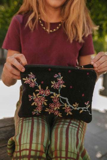 CARTERA DE MANO BORDADA NEGRA