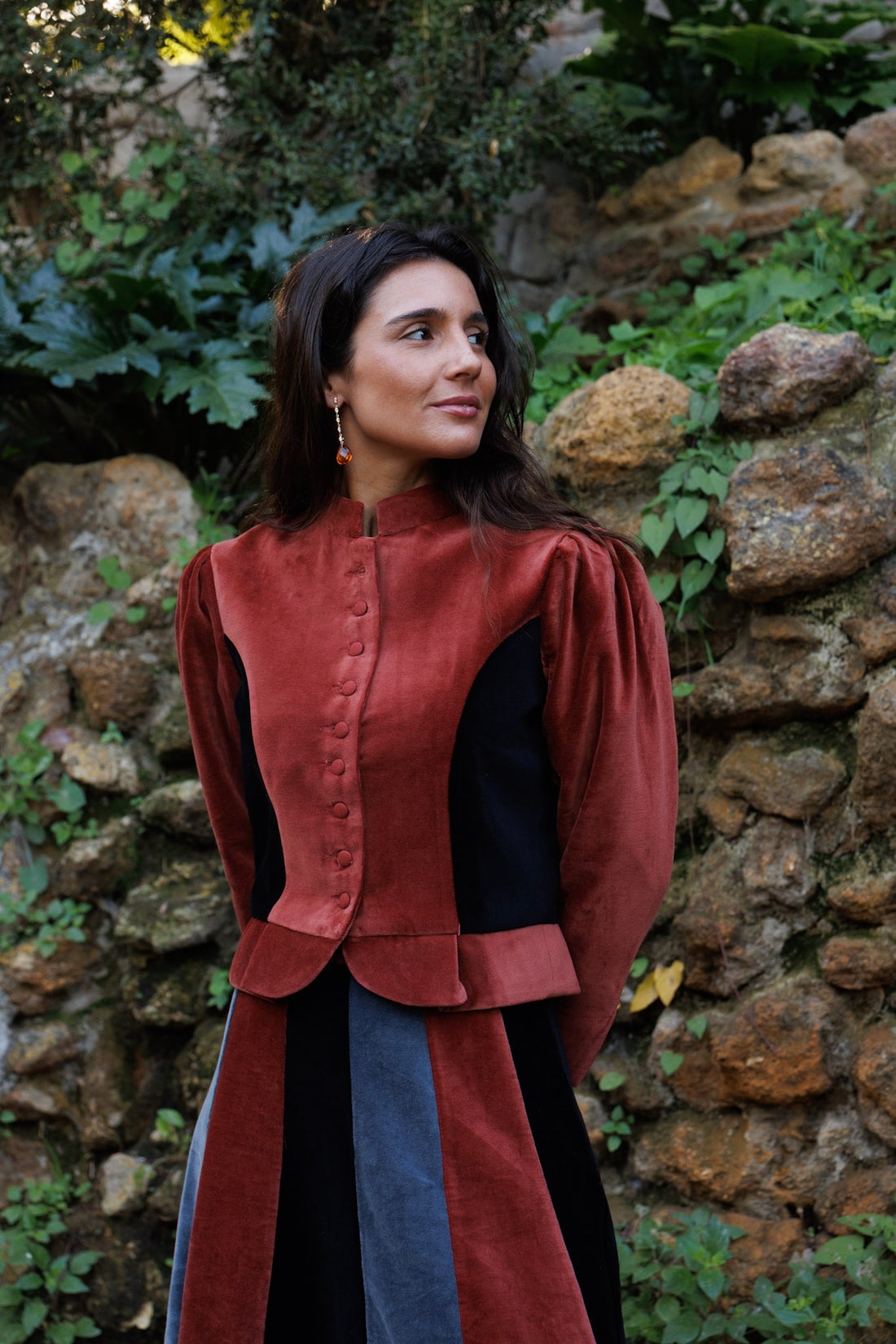 CHAQUETA MARRÓN Y NEGRA
